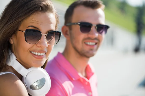 Joven feliz sonriente pareja —  Fotos de Stock