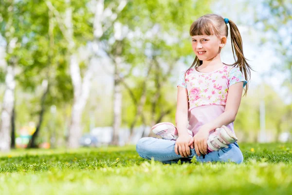 Porträtt av en leende flicka i en park — Stockfoto