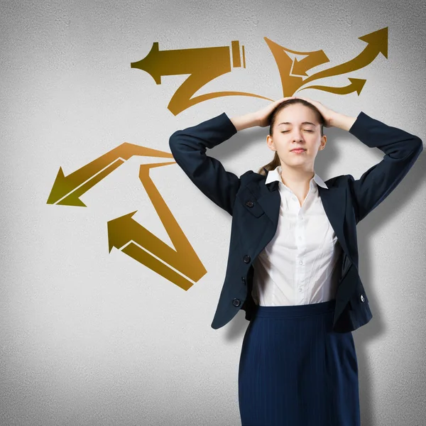 Mujer de negocios y flechas dibujadas — Foto de Stock