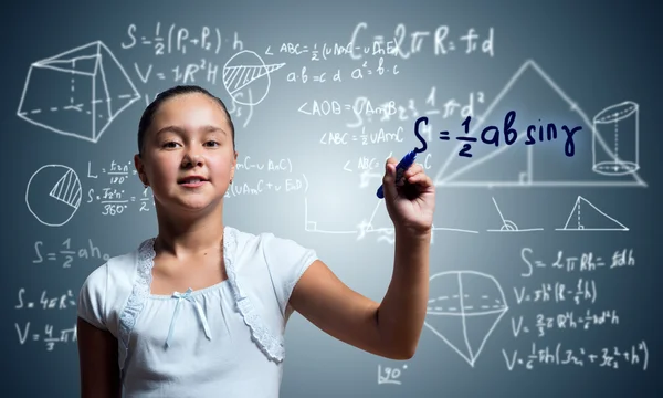 School meisje zit aan Bureau — Stockfoto