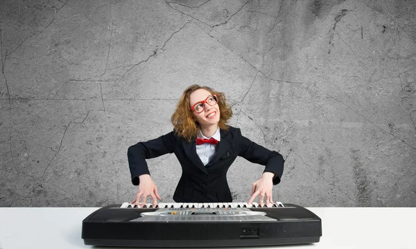 Mulher louca tocando piano — Fotografia de Stock