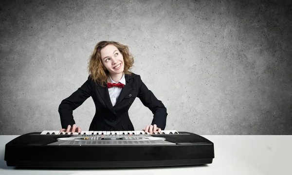 Funny woman playing piano — Stock Photo, Image