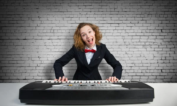 Mujer divertida tocando el piano —  Fotos de Stock