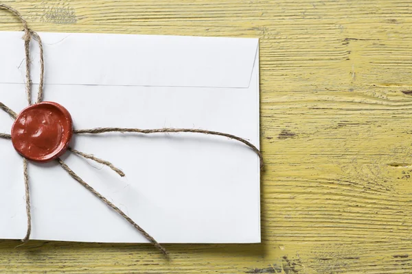 Lettera con sigillo sul tavolo — Foto Stock