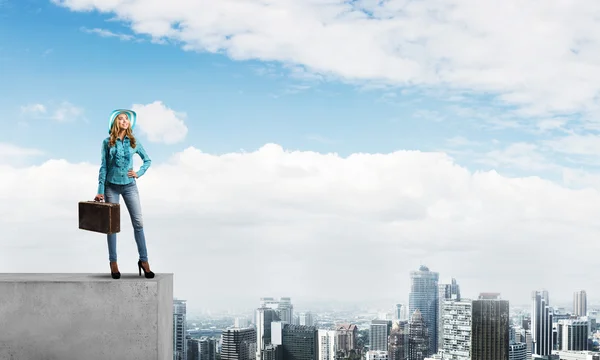 Hermosa mujer en la parte superior del edificio — Foto de Stock