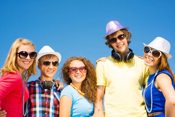 Young people wearing sunglasses — Stock Photo, Image