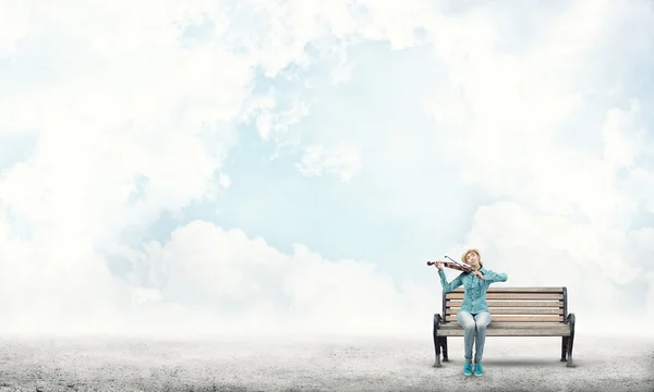 Mladá žena hraje na housle — Stock fotografie
