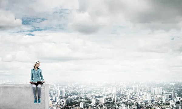 有吸引力的女人读的书 — 图库照片