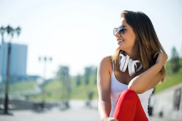 Menina morena usando fones de ouvido — Fotografia de Stock