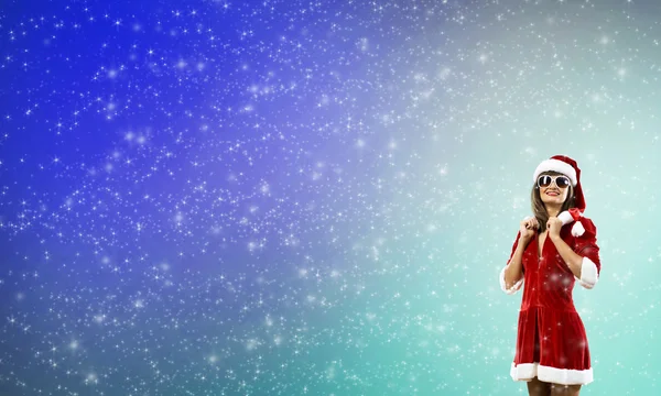 Noel Baba giysili esmer kadın — Stok fotoğraf