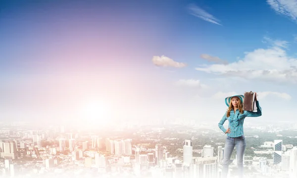 Mujer viajera con maleta — Foto de Stock