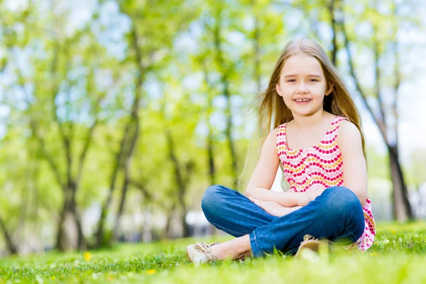 Niña sonriente en un parque — Stok fotoğraf