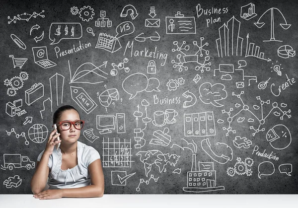 Kid girl using mobile — Stock Photo, Image