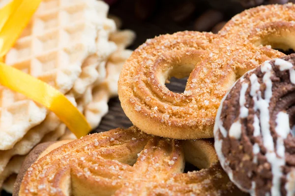 Galletas y galletas en la mesa —  Fotos de Stock