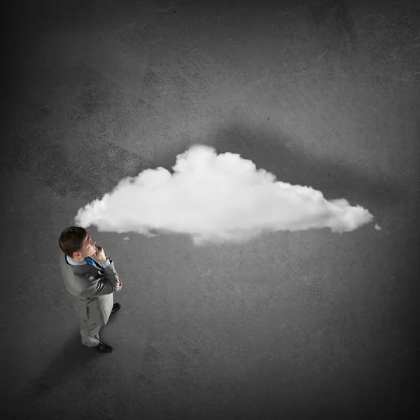 思考のビジネスマンと白い雲 — ストック写真