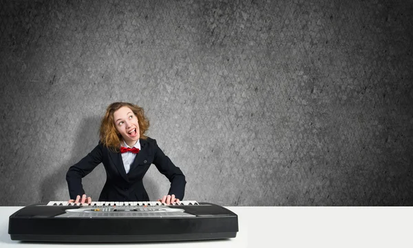 Funny woman playing piano — Stock Photo, Image