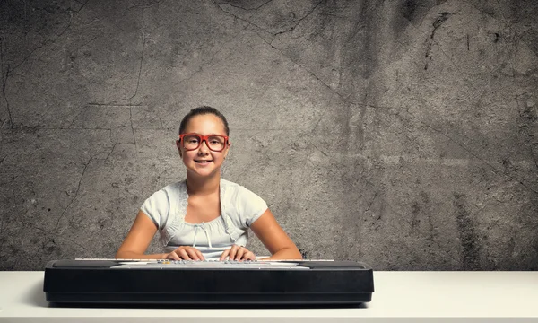 Kind Mädchen spielen Synthesizer — Stockfoto