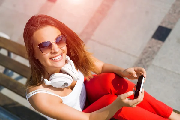 Brünette Frau mit Handy — Stockfoto