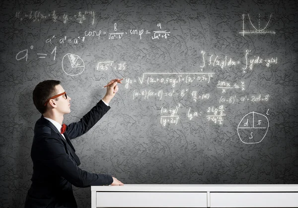 Estudiante dibujo fórmulas de ciencia — Foto de Stock