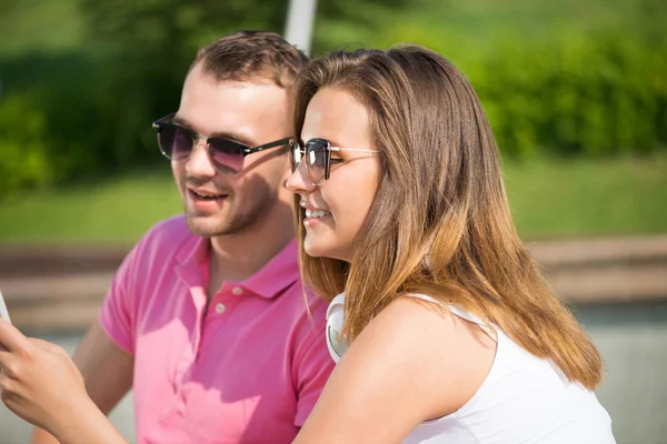 Lachende paar gebruikend smartphone — Stockfoto