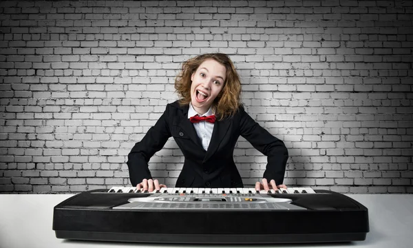 Funny woman playing piano — Stock Photo, Image