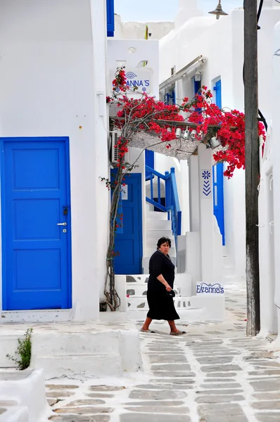 Pueblo griego clásico - casas blancas con puertas y ventanas azules — Foto de Stock