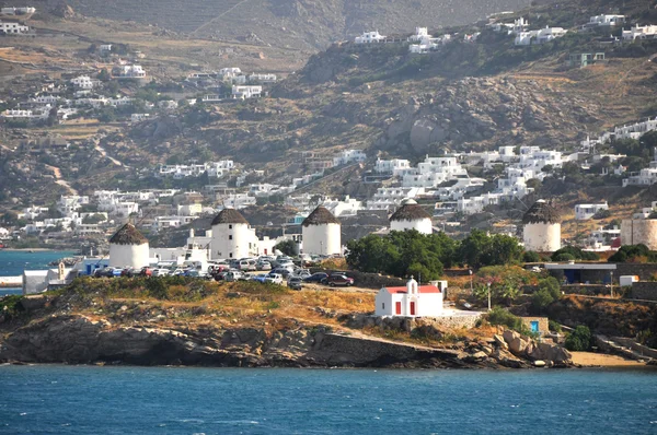 Ακτή του ελληνικό νησί Μύκονος με ανεμόμυλους, Ελλάδα — Φωτογραφία Αρχείου
