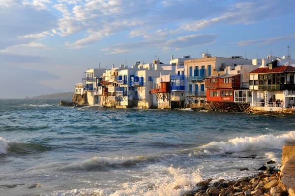 Famosa vista da praia de Mykonos calçadão com cafés e bares, grécia — Fotografia de Stock