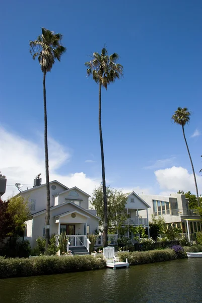 Casas com palmeiras altas em Venice Canals, Los Angeles - Califórnia — Fotografia de Stock