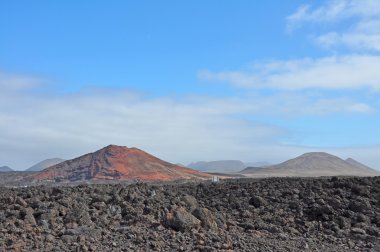 Çorak volkanik manzara üzerinde İspanyol Kanarya Adası Lanzarote