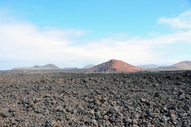 Çorak volkanik manzara üzerinde İspanyol Kanarya Adası Lanzarote