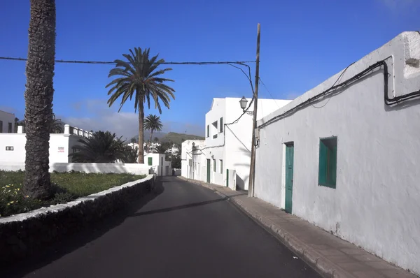 Pueblo vacío con casas blancas en la isla volcánica de Lanzarote — Foto de Stock