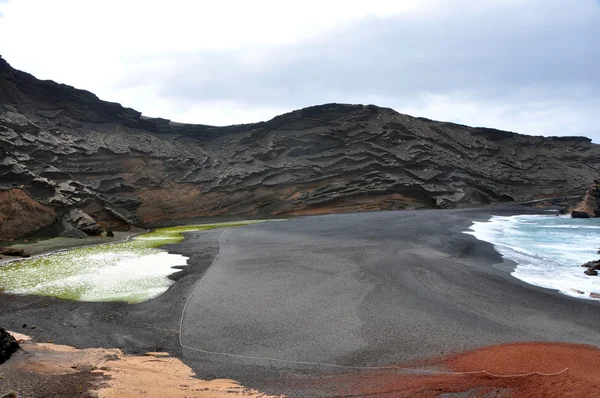 Água amarela verde - El Golfo na ilha vulcânica espanhola Lanzarote — Fotografia de Stock