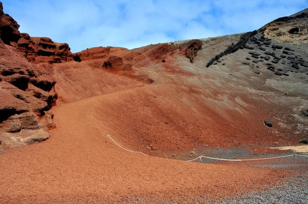 Roter vulkanischer sand auf krater der spanischen kanarischen vulkaninsel lanzarote — Stockfoto