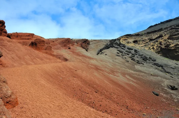 Roter vulkanischer sand auf krater der spanischen kanarischen vulkaninsel lanzarote — Stockfoto