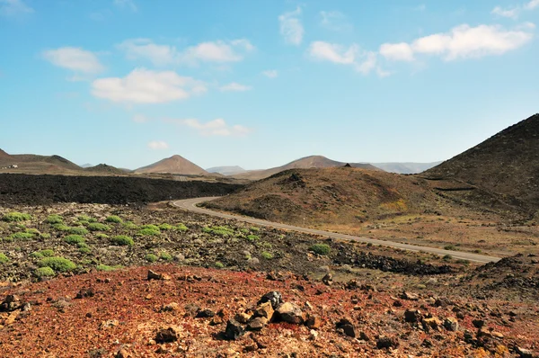 Paysage volcanique coloré sur l'île espagnole Lanzarote — Photo
