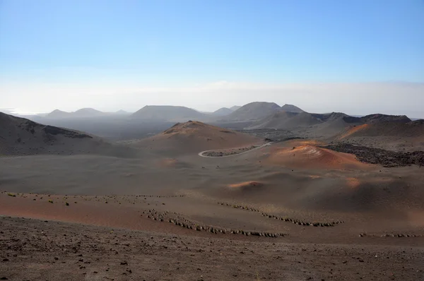 Paisagem montanhosa remota na ilha vulcânica espanhola Lanzarote — Fotografia de Stock