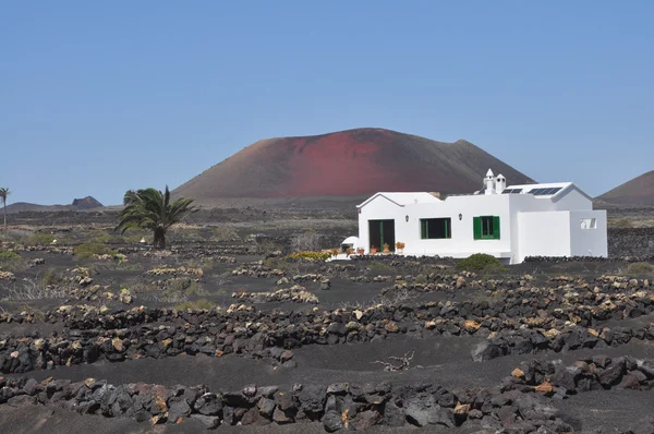 Única casa de bungalow branco na ilha vulcânica espanhola Lanzarote — Fotografia de Stock