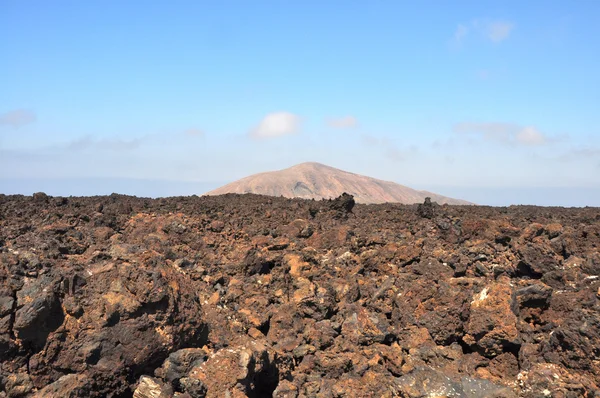 Paisagem de lava áspera na ilha vulcânica espanhola lanzarote — Fotografia de Stock
