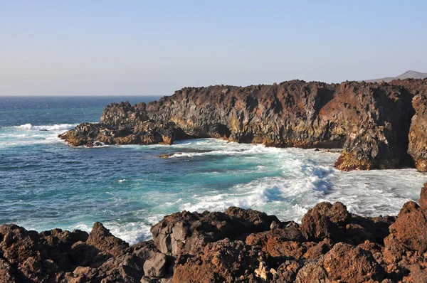 Paysage rugueux et rocheux sur la côte de l'île canarienne espagnole lanzarote — Photo