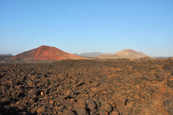 Vulcões vermelhos na ilha vulcânica espanhola lanzarote — Fotografia de Stock