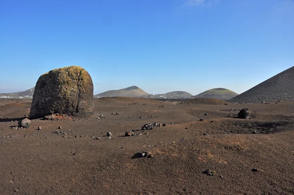 Vista sobre a paisagem de lava estéril da ilha vulcânica espanhola lanzarote — Fotografia de Stock