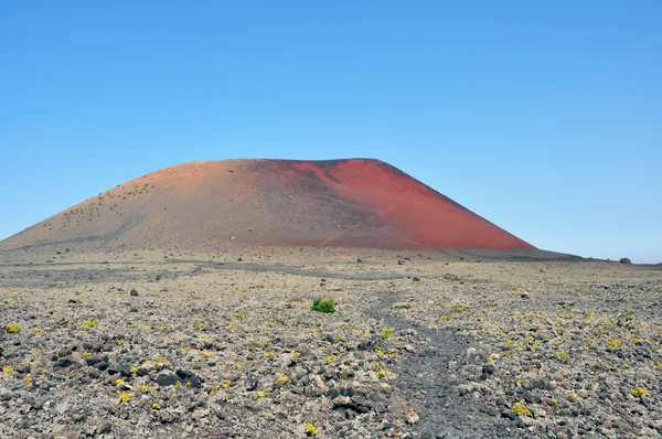 Roter vulkan auf spanischer vulkaninsel lanzarote — Stockfoto