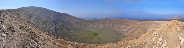 Blick über die Kraterlandschaft auf der spanischen Kanareninsel Lanzarote — Stockfoto