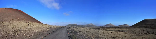 Панорамный вид на бесплодный лавовый пейзаж испанского вулканического острова Лансароте — стоковое фото