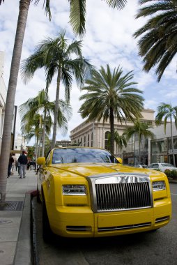 Beverly Hills, Los Angeles - California Rodeo Drive yakınındaki Caddesi üzerinde sarı bir Bentley