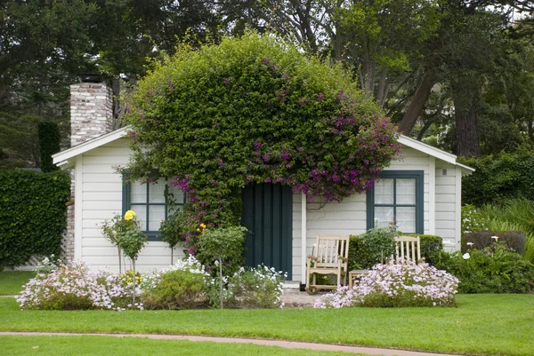 Schönes idyllisches kleines Holzhaus in Kalifornien mit Garten lizenzfreie Stockbilder