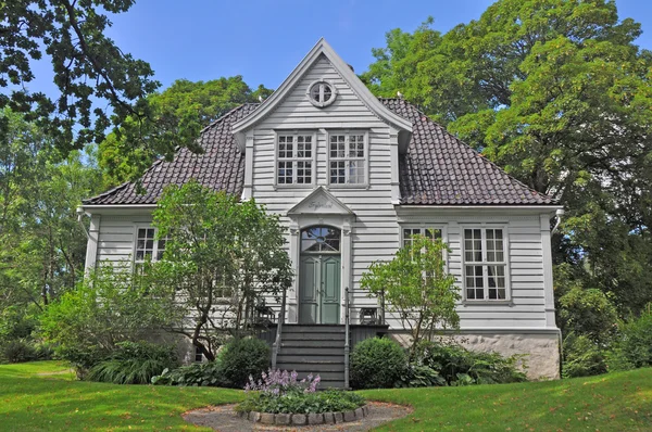 Typcial casa de madeira vermelha escandinava em norway — Fotografia de Stock