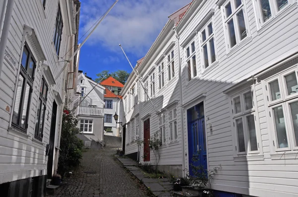 Maisons blanches en bois dans la vieille partie de Bergen, au nord — Photo