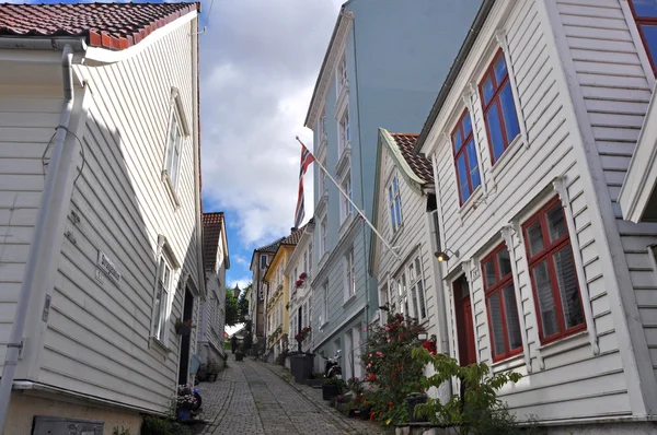 Maisons blanches en bois dans la vieille partie de Bergen, au nord — Photo